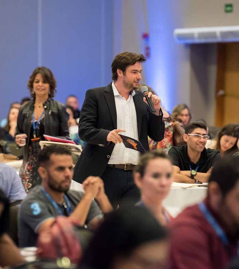 Tony ventura palestrante andando pelo público