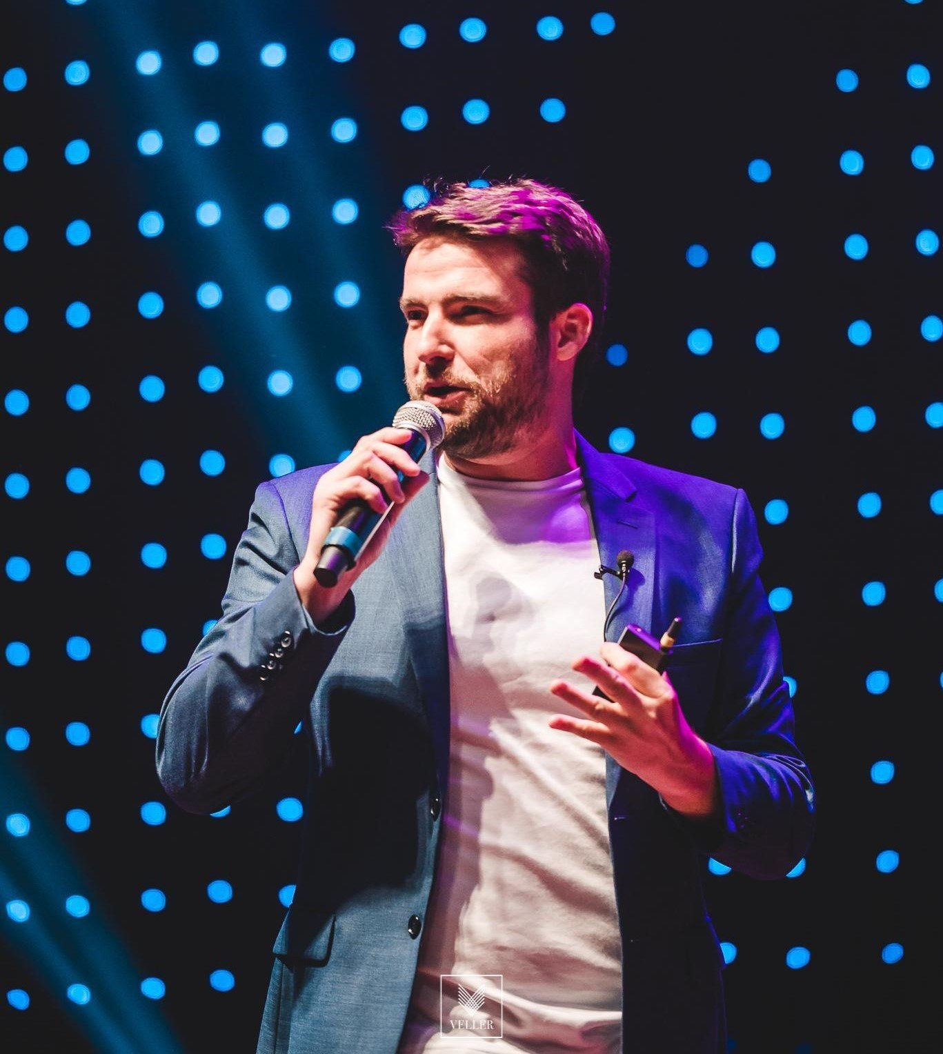 Tony ventura ganhando prêmio de Marketing em Malta